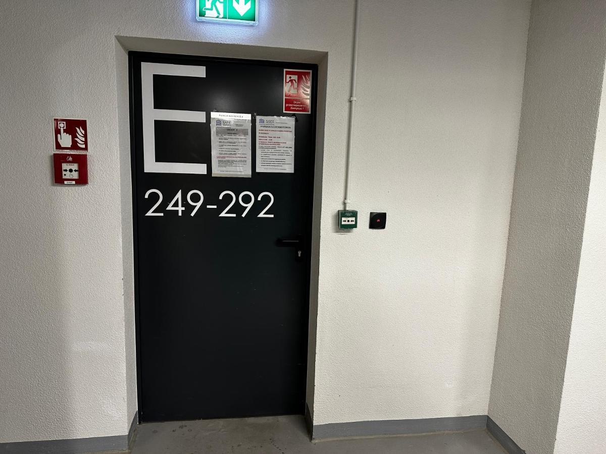 Apartament Lotnisko Chopina Warsaw Airport エクステリア 写真